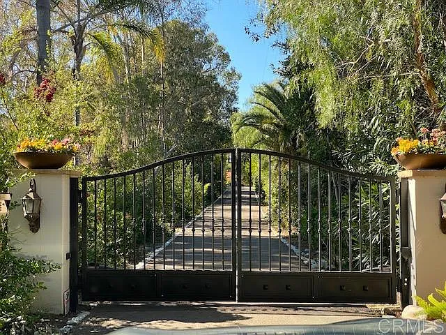 5 bed, 5.5 bath, 6000 sqft, $35,000 — Photo 3
