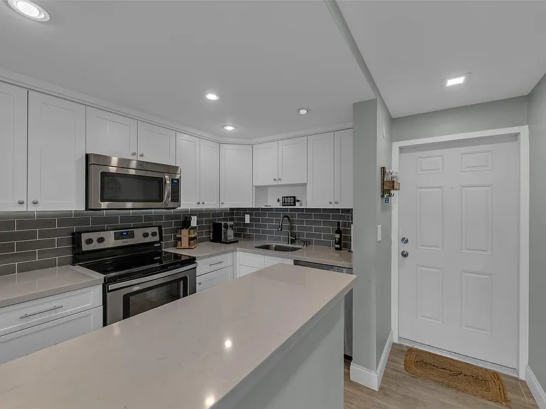 611 NE 14th Ave #306 — Photo 4