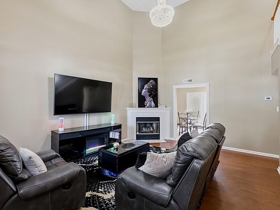 4th image of 240 Darenia Ln