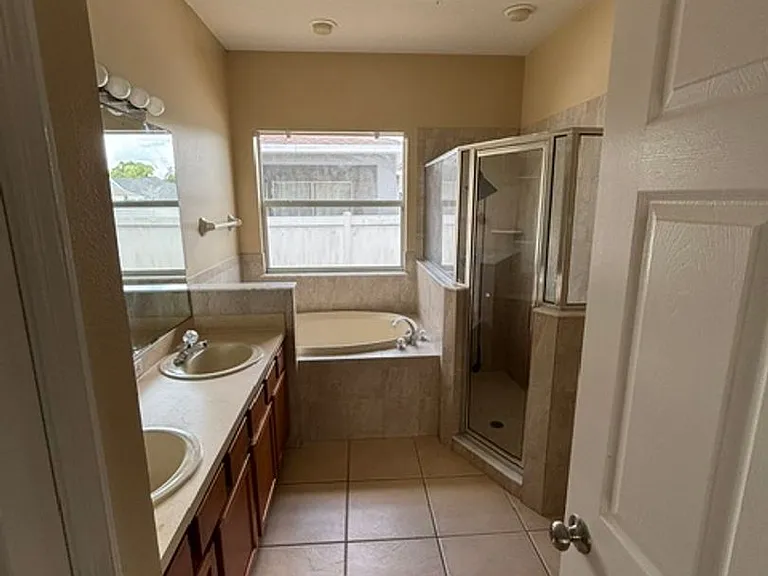 4330 Crosswhite Ct — Photo 6