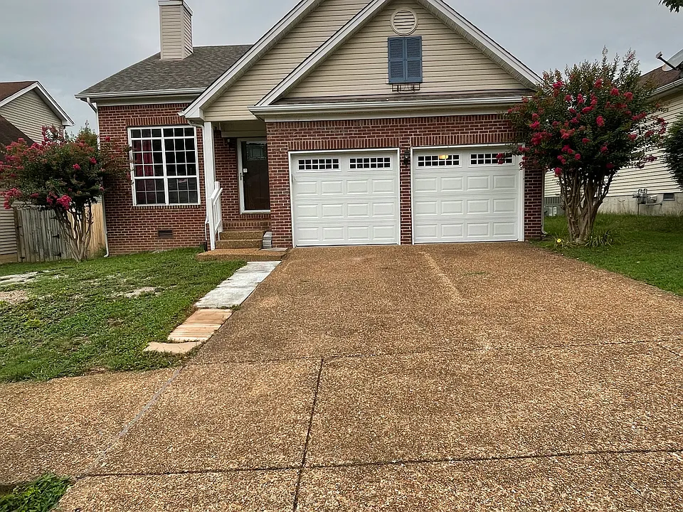 2310 Surrey Ln