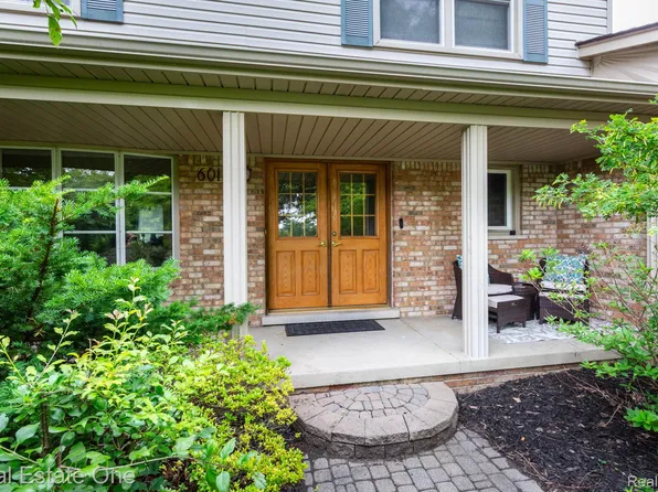6011 Walker Dr, Troy, MI 48085
