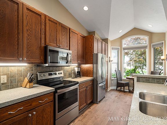 5th image of 2845 Willow Lane Ct NE