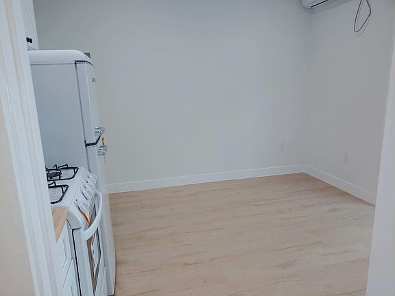 4th image of 1039 N Bonnie Brae St #24