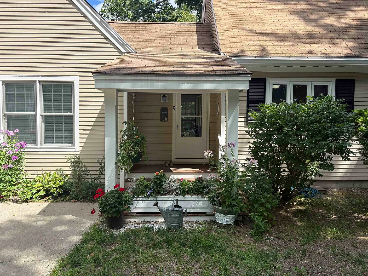 4 bed, 2.0 bath, 1600 sqft, $3,500 — Photo 2