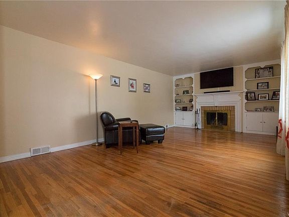 3rd image of 66 Stoneleigh Ave