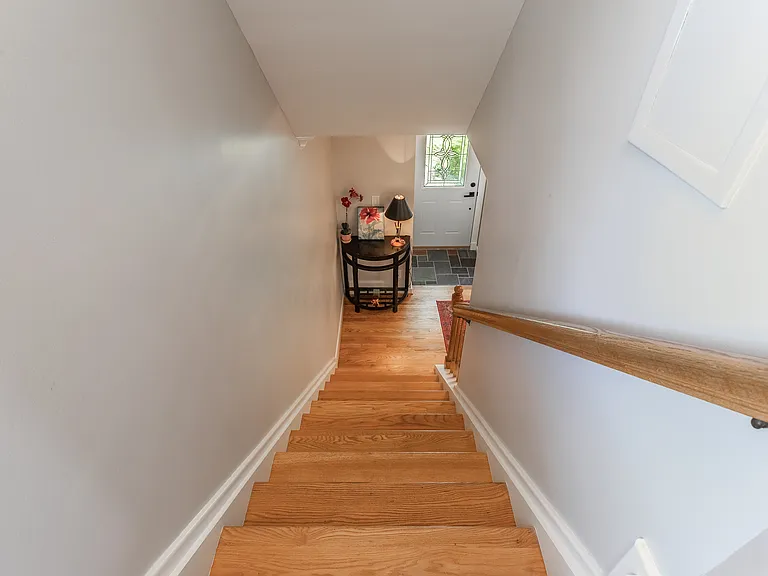 906 Putney St — Photo 24