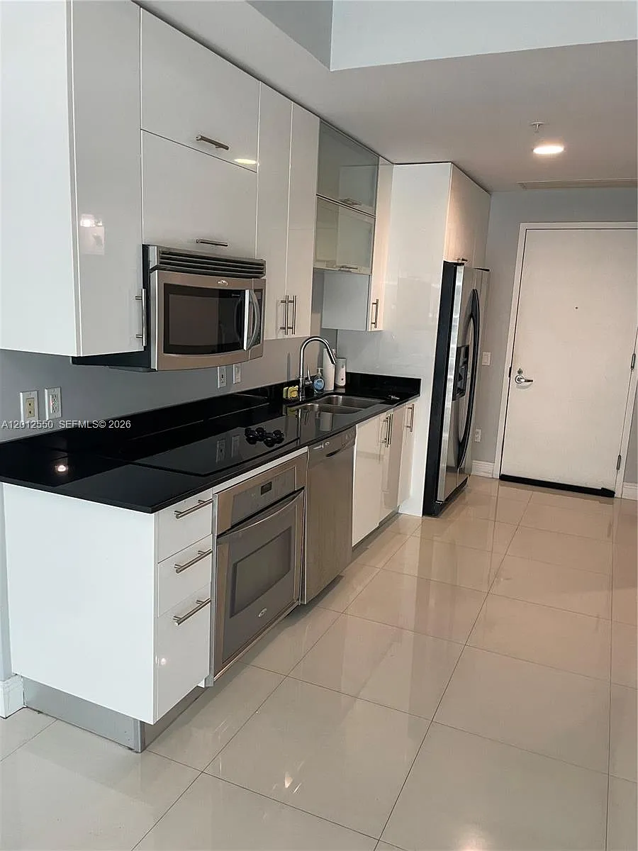 Building Photo - 60 SW 13th St #2414
