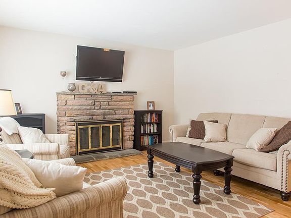 2nd image of 2728 Louise Ln