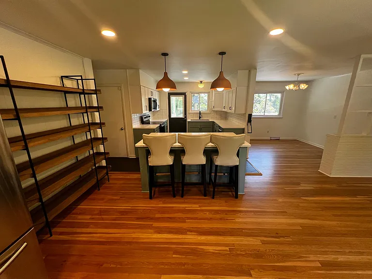 826 Claremont Ct — Photo 9