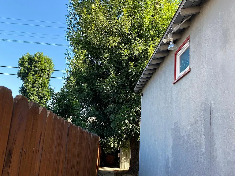 1610 Winona Ave — Photo 31