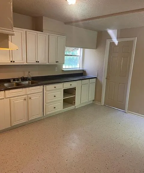 Kitchen & Dining