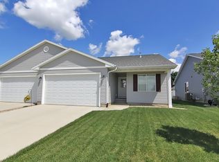 275 Ridgewood Dr, Hiawatha, IA 52233
