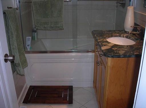 bath-jacuzzi and granite
