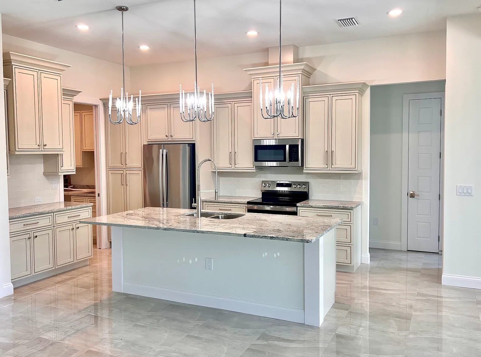 4 bed, 1862 sqft, $3,200 — Photo 4