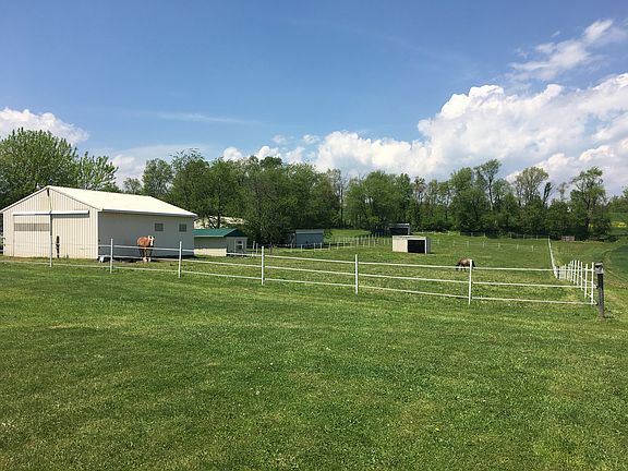 4 stall horse barn & pasture