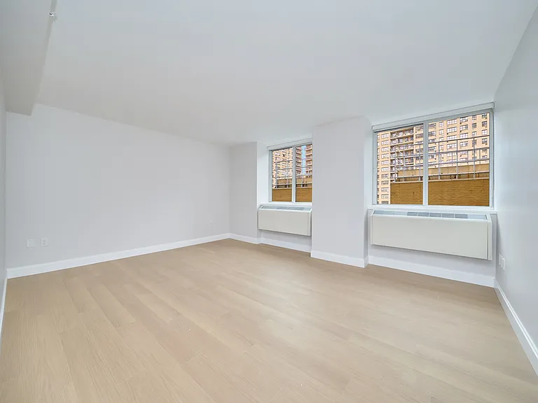 160 Riverside Blvd #7T — Photo 3