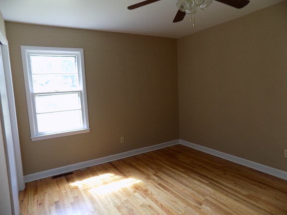 3rd image of 304 Beechwood Cir