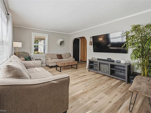 4th image of 1372 Roslyn Ave SW