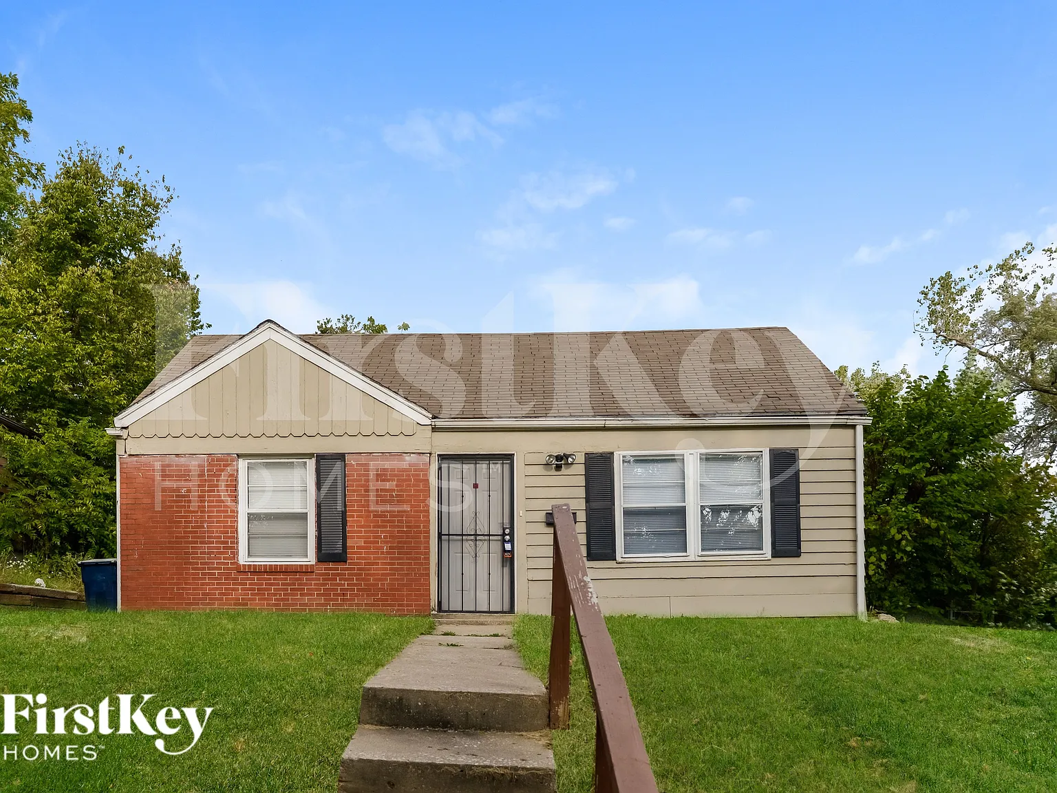 3 bed, 1.0 bath, 884 sqft, $1,370 — Photo 1
