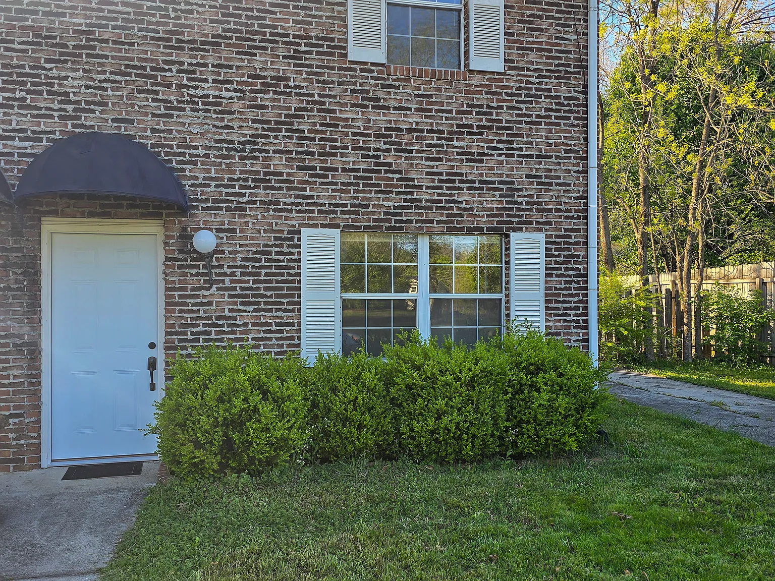 2 bed, 1.5 bath, 1036 sqft, $1,870 — Photo 4