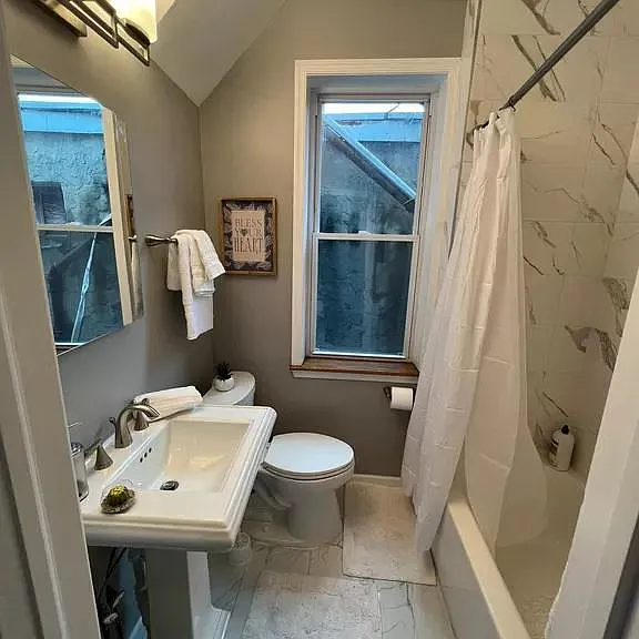 2057 N Franklin St — Photo 35