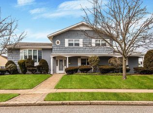 156 Harbor Ln, Massapequa Park, NY 11762