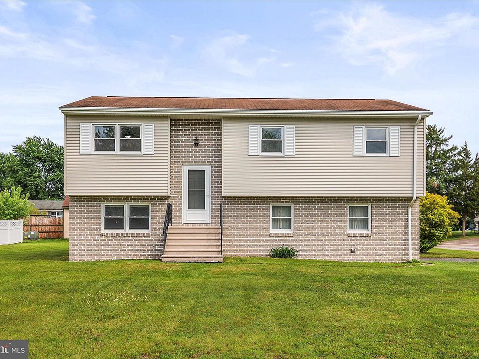 1st image of 2 Carole Ct