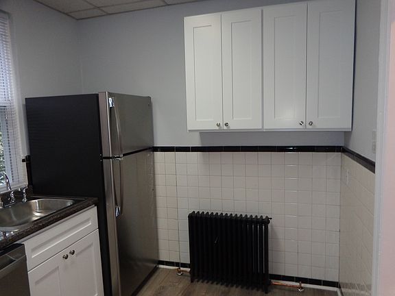 2nd image of 219 Green Ln APT 2