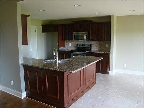 5th image of 563 Tracy Ln