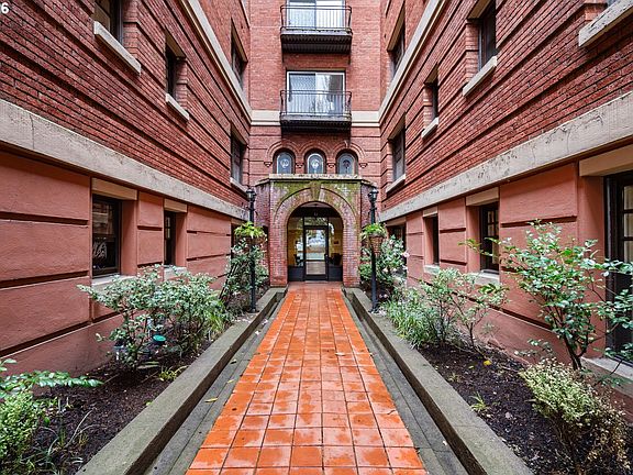2nd image of 1829 NW Lovejoy St Unit 408