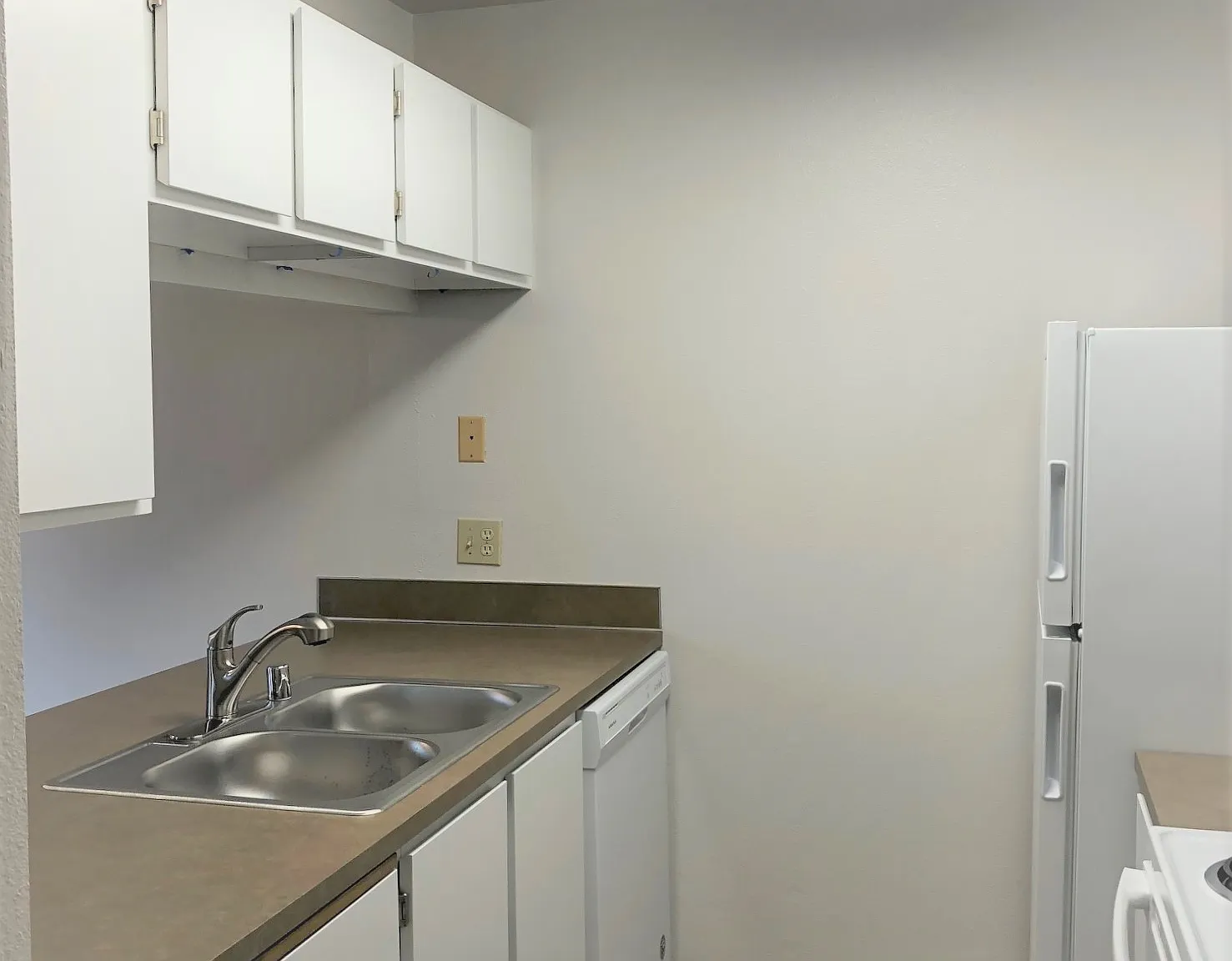 English Gardens Apartments — Photo 4