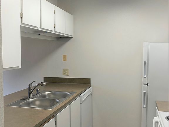 4th image of 515 S 152nd St #F45ca2126