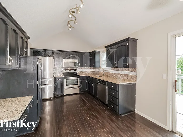 1603 Roberta Dr — Photo 7