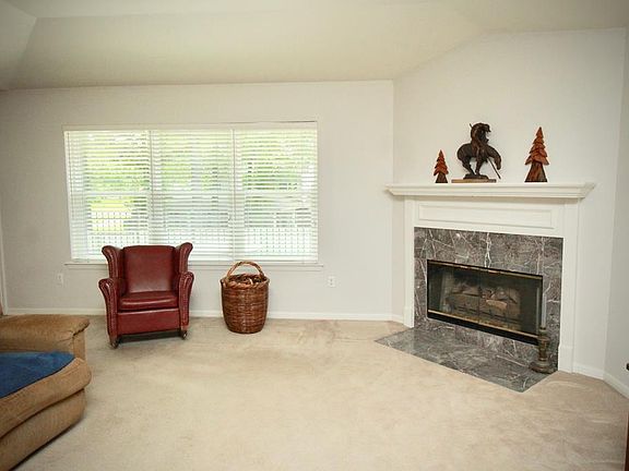 3rd image of 404 Paint Brush Cir