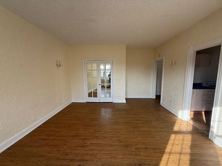 Bayard Manor Apartments — Photo 25