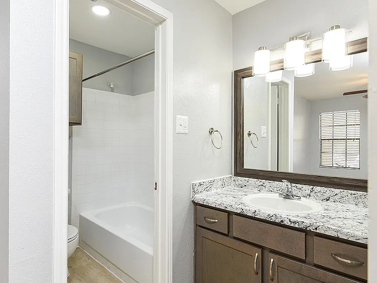 Stoneleigh Apartments — Photo 25