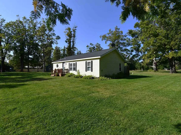 7714 Lake St, Alanson, MI 49706