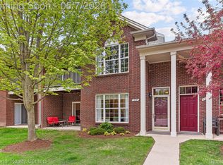 1637 Deepwood Cir, Rochester, MI 48307