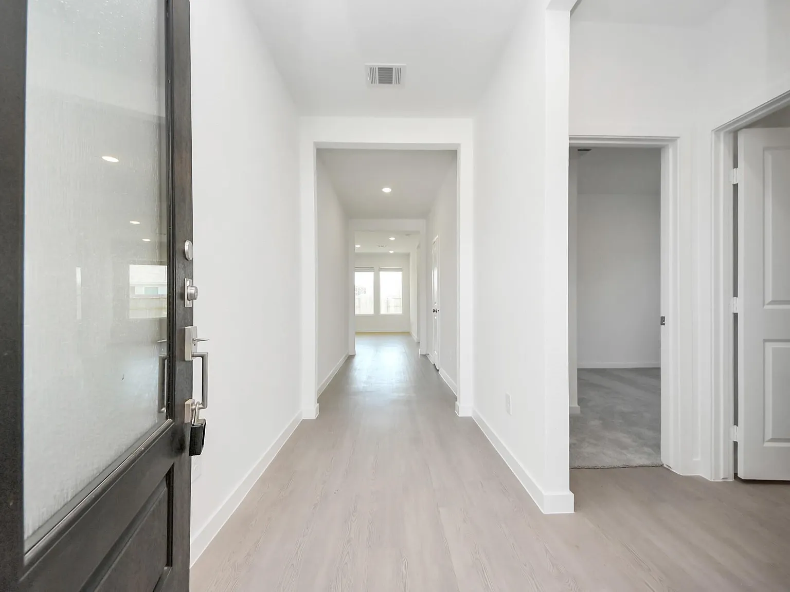 3 bed, 2.0 bath, 1570 sqft, $1,900 — Photo 4