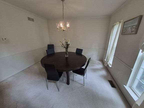 3rd image of 18 Stirling Dr