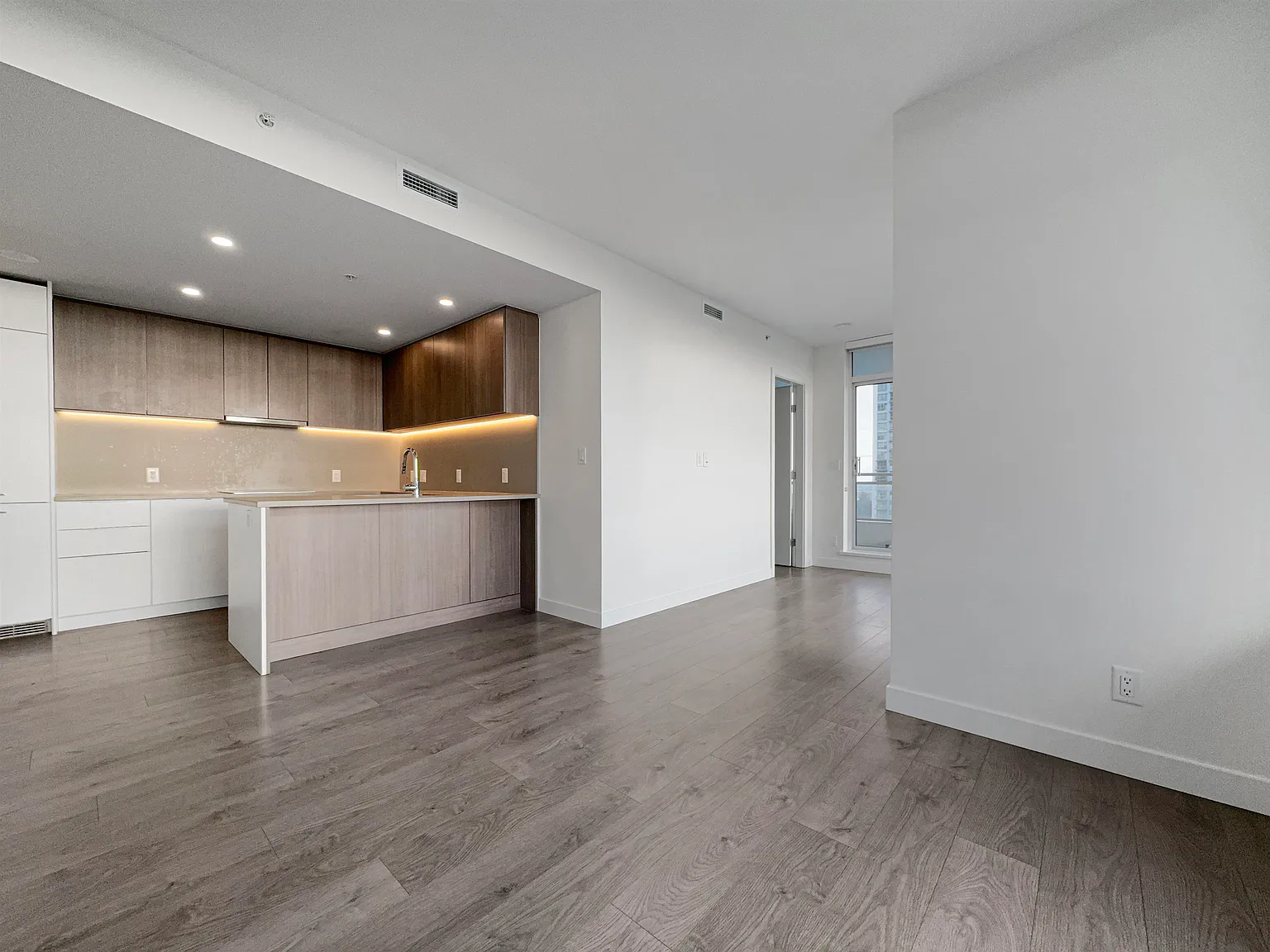 2 bed, 704 sqft, $2,000 — Photo 4