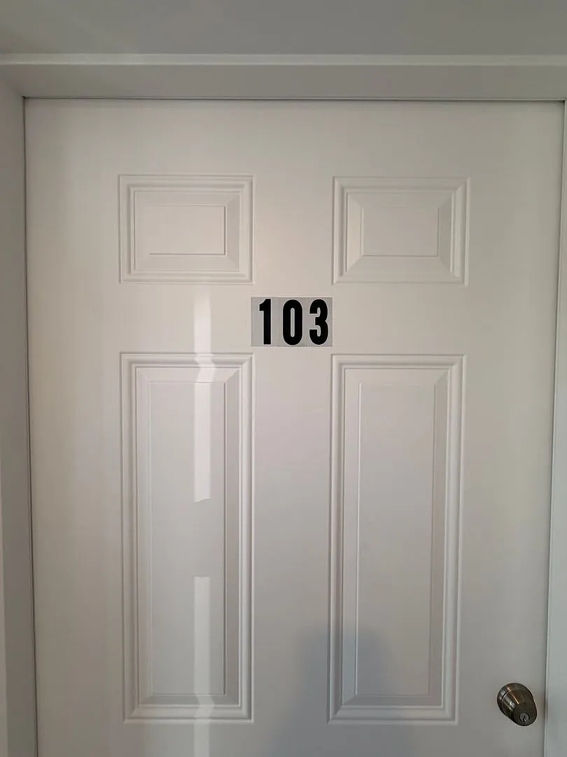 Brand New spacious Studio available in a great location. — Photo 2