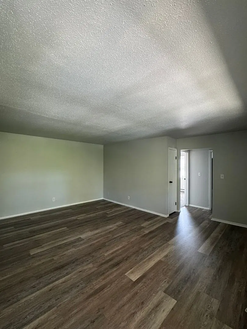 410 Hickory Cir — Photo 2
