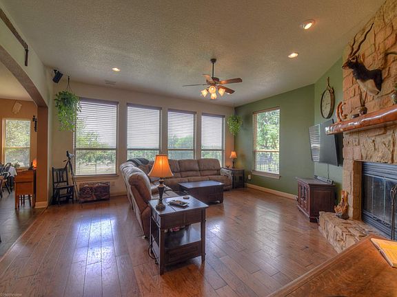 3rd image of 850 Rocky Hollow Dr