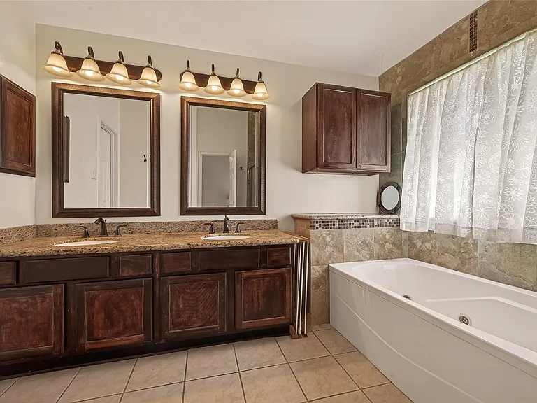 8203 Paddington Place Dr — Photo 23