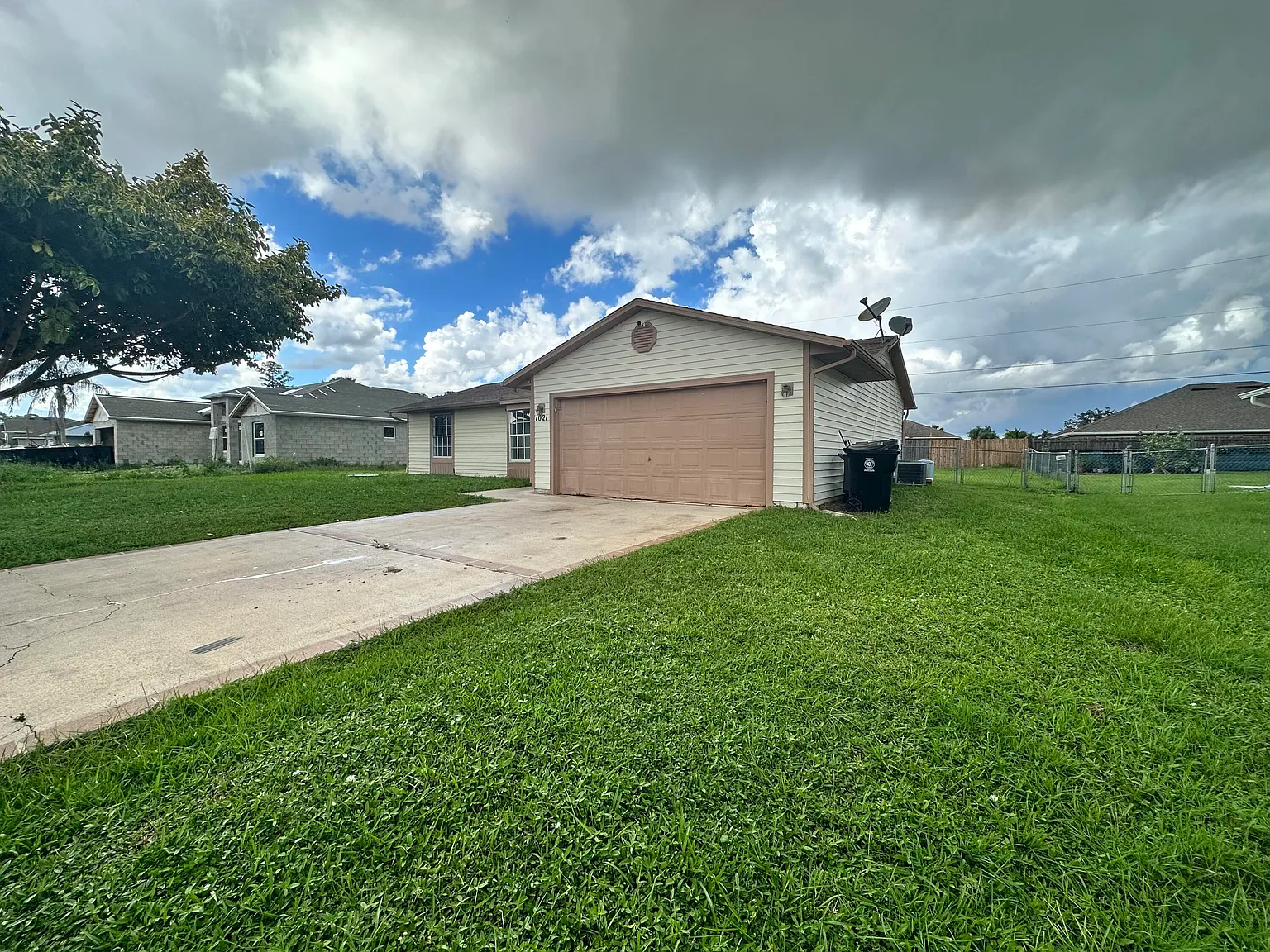 3 bed, 2.0 bath, 1331 sqft, $2,400 — Photo 2