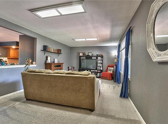 4th image of 217 W 2nd St