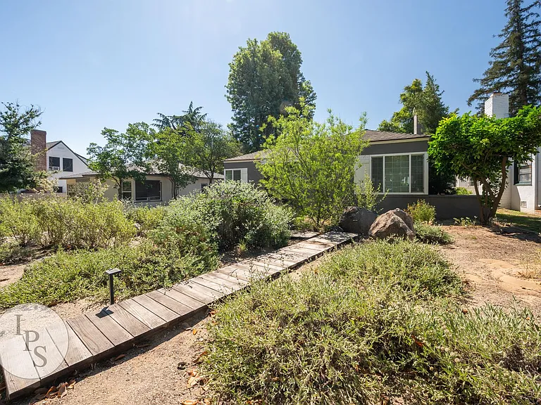 210 E Harvard Ave — Photo 2