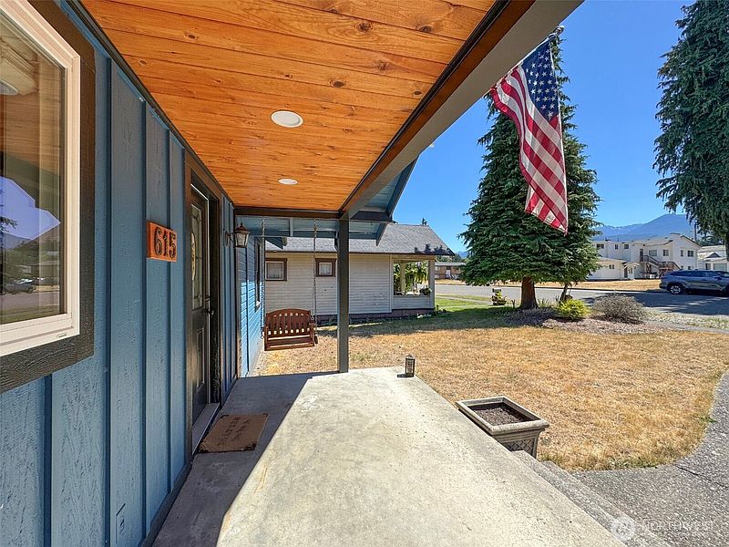 3rd image of 615 W 12th Street